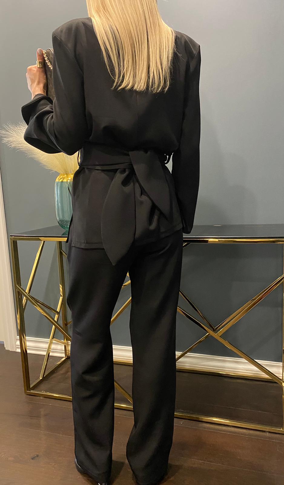 Klasikinis juodas kostiumėlis