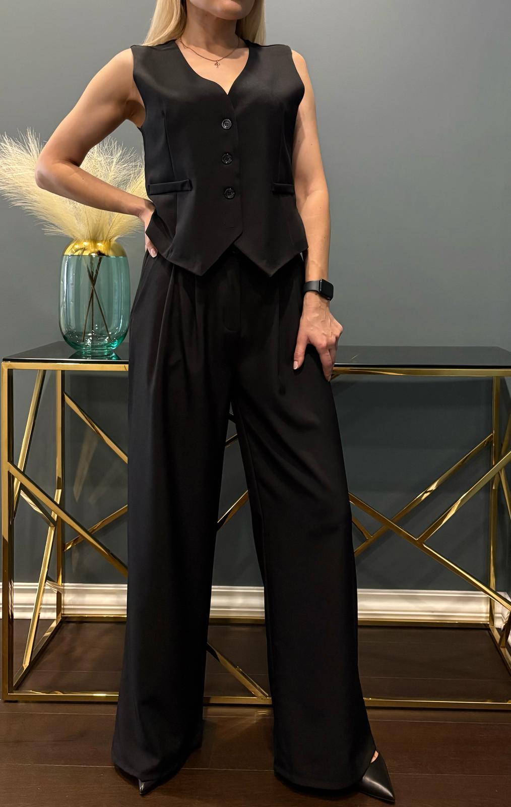 Klasikinis juodas kostiumėlis