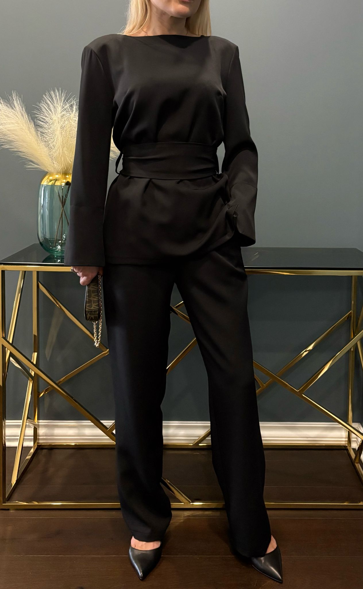 Klasikinis juodas kostiumėlis